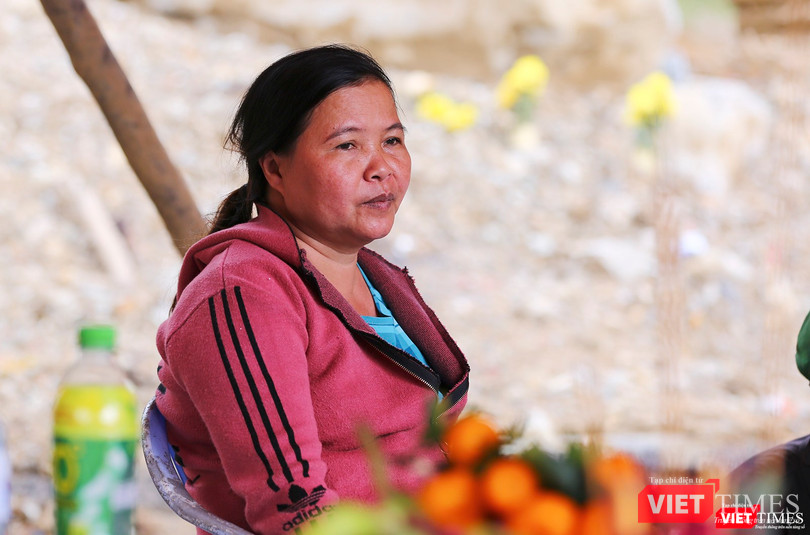 Chị Đoàn Thị Ngọc đã khóc cạn nước mắt sau những ngày dài mòn mỏi tìm kiếm người thân