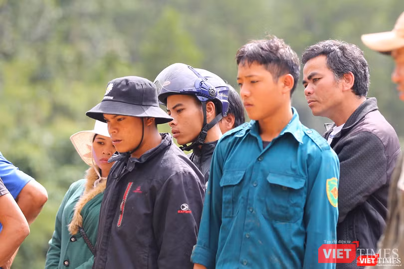 Dõi theo từng nhát cuốc