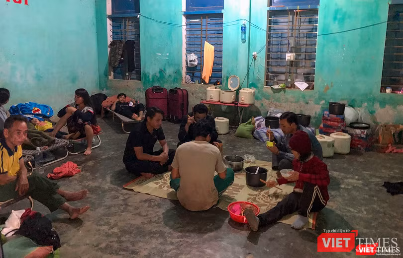 Bữa cơm trưa ăn vội để tiếp tục trở lại hiện trường của những hộ dân bị nạn