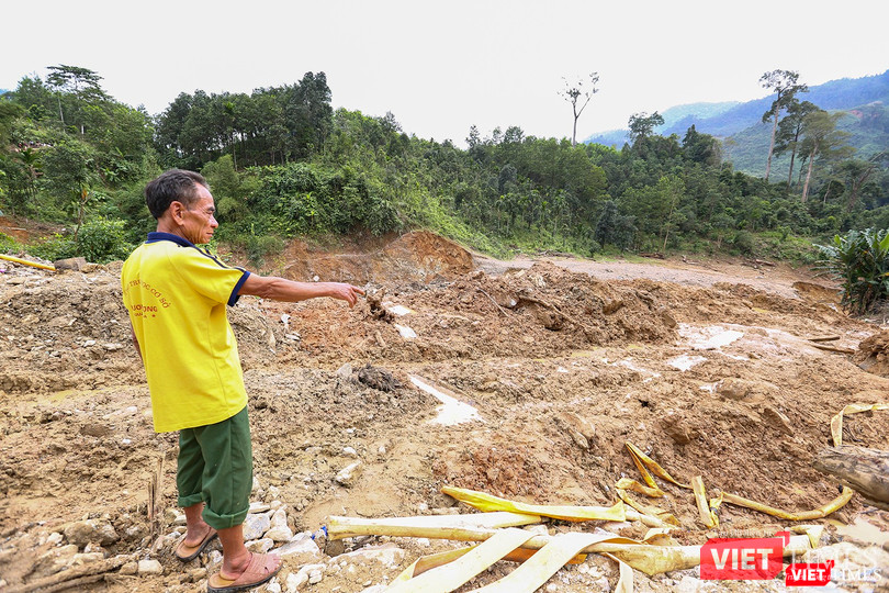 Ông Hồ Văn Đề chỉ về dấu tích ngôi nhà với 8 người thiệt mạng và mất tích.