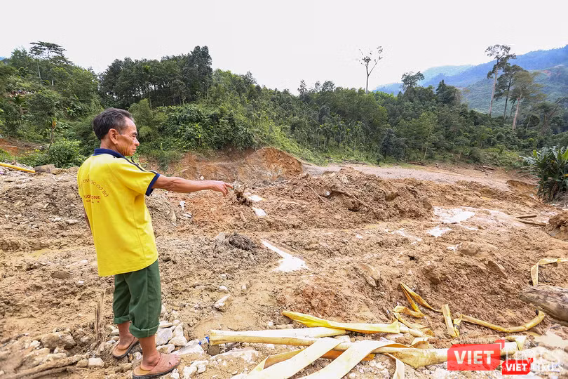 Ông Hồ Văn Đề chỉ về dấu tích ngôi nhà với 8 người thiệt mạng và mất tích.