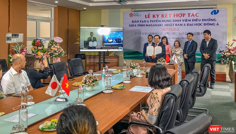 Quang cảnh buổi lễ ký kết trực tuyến giữa Phòng Phúc lợi & chăm sóc sức khỏe tỉnh Nagasaki (Nhật Bản) và Đại học Đông Á (Đà Nẵng) diễn ra sáng ngày 20/11