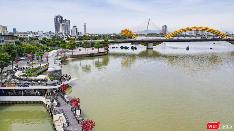 Một góc điểm checkin cầu Rồng và cá chép phun nước ở TP Đà Nẵng