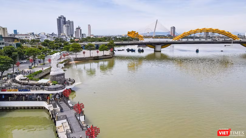 Một góc điểm checkin cầu Rồng và cá chép phun nước ở TP Đà Nẵng