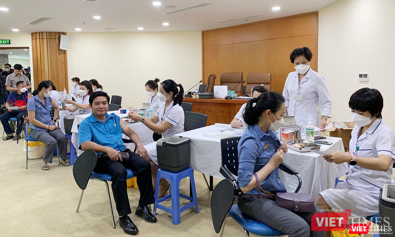 Cán bộ, đoàn viên công đoàn và người lao động tham gia tiêm mũi nhắc vaccine phòng COVID-19