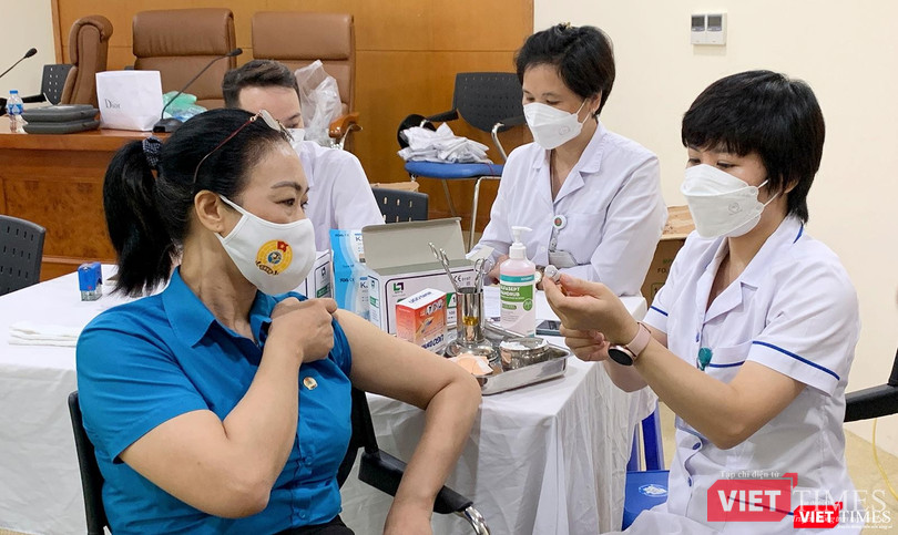 Tiêm mũi nhắc vaccine phòng COVID-19 giúp ngăn chặn dịch bùng phát trở lại