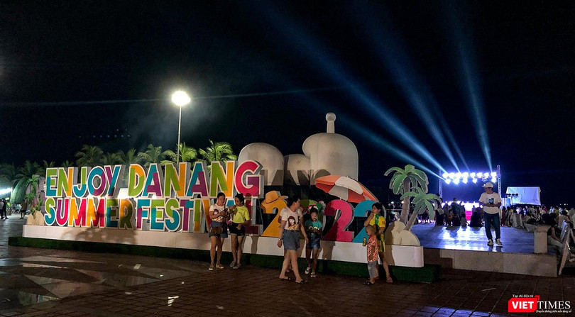 Du khách checkin tại tuần lễ “Tận hưởng ẩm thực Đà Nẵng và không gian bia” diễn ra ở Công viên Phạm Văn Đồng.