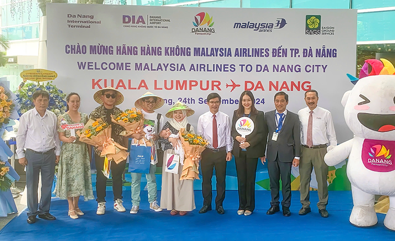 Những hành khách đầu tiên được lãnh đạo ngành du lịch Đà Nẵng chào đón