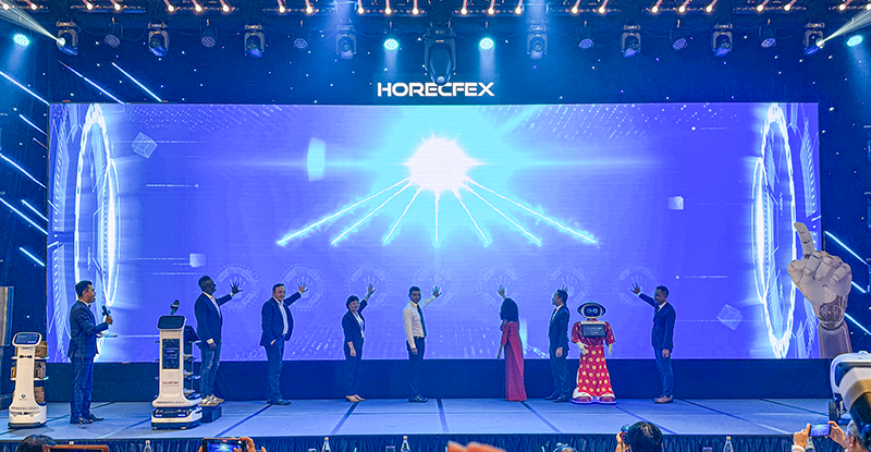 Các đại biểu bấm nút khai mạc “Triển lãm và Diễn đàn công nghệ, đổi mới sáng tạo ngành khách sạn” - HorecFex Việt Nam 2024