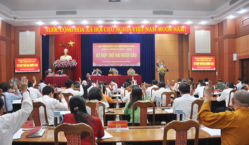 Các đại biểu HĐND tỉnh Quảng Nam biểu quyết thông qua việc chi hơn 158 tỷ đồng hỗ trợ học phí cho học sinh trong 2 năm học 2024-2025 và năm học 2025-2026.