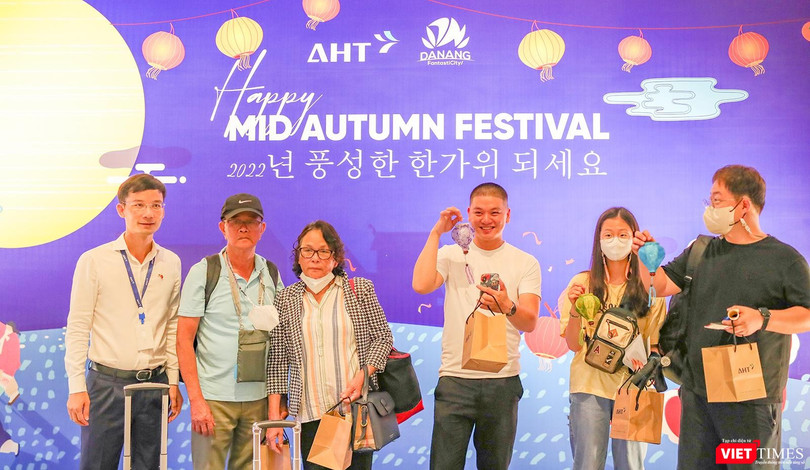 Đại diện AHT tặng quà trung thu cho du khách tại Nhà ga sân bay quốc tế Đà Nẵng trong khuôn khổ các hoạt động kỷ niệm 30 năm thiết lập quan hệ ngoại giao Việt Nam- Hàn Quốc