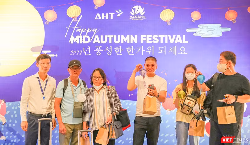 Đại diện AHT tặng quà trung thu cho du khách tại Nhà ga sân bay quốc tế Đà Nẵng trong khuôn khổ các hoạt động kỷ niệm 30 năm thiết lập quan hệ ngoại giao Việt Nam- Hàn Quốc