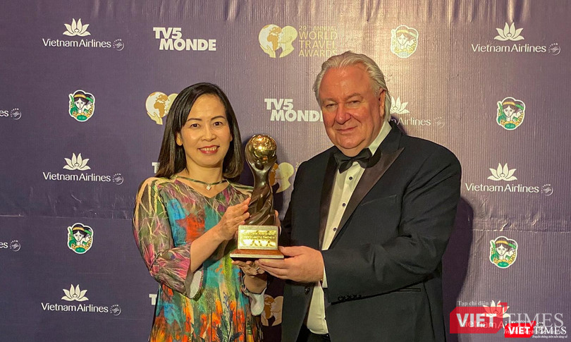 Ông Graham Cooke - người sáng lập Giải thưởng World Travel Awards trao cup cho bà Trương Thị Hồng Hạnh-Giám đốc Sở Du lịch Đà Nẵng