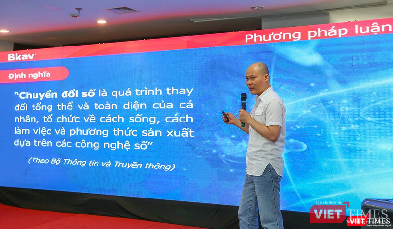 Ông Nguyễn Tử Quảng - CEO, Chủ tịch Tập đoàn công nghệ BKAV trình bày qua điểm phương pháp luận về chuyển đổi số