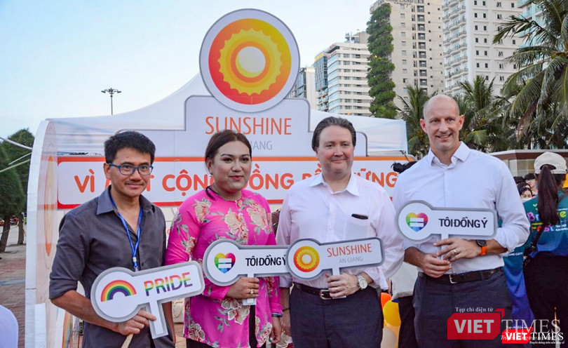 Ông Marc Knapper - Đại sứ Mỹ tại Việt Nam (thứ 2 từ phải sang) chụp ảnh lưu niệm cùng các nghệ sĩ tại BridgeFest 2022