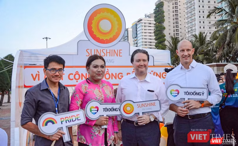 Ông Marc Knapper - Đại sứ Mỹ tại Việt Nam (thứ 2 từ phải sang) chụp ảnh lưu niệm cùng các nghệ sĩ tại BridgeFest 2022 Ông Marc Knapper - Đại sứ Mỹ tại Việt Nam (thứ 2 từ phải sang) chụp ảnh lưu niệm cùng các nghệ sĩ tại BridgeFest 2022