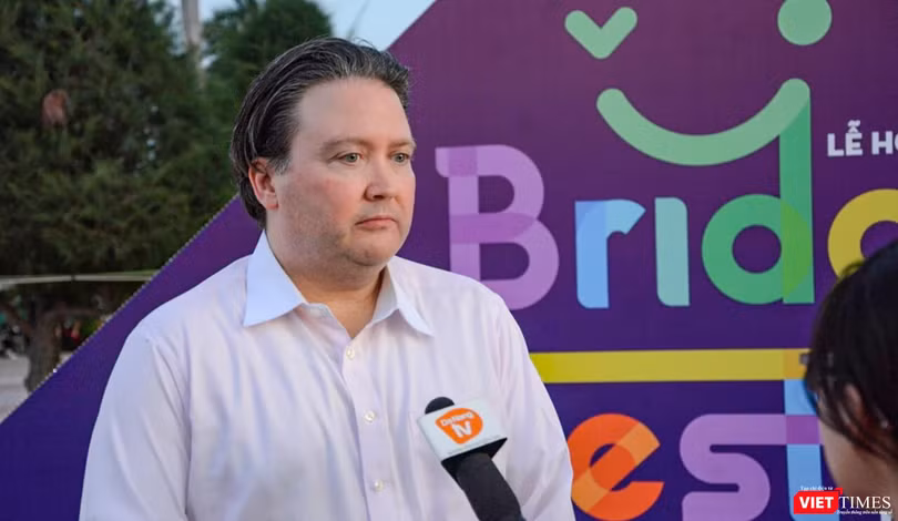 Ông Marc Knapper - Đại sứ Mỹ tại Việt Nam - trao đổi với báo giới tại Lễ hội âm nhạc Thu hẹp Khoảng cách lần đầu tiên diễn ra tại Đà Nẵng.