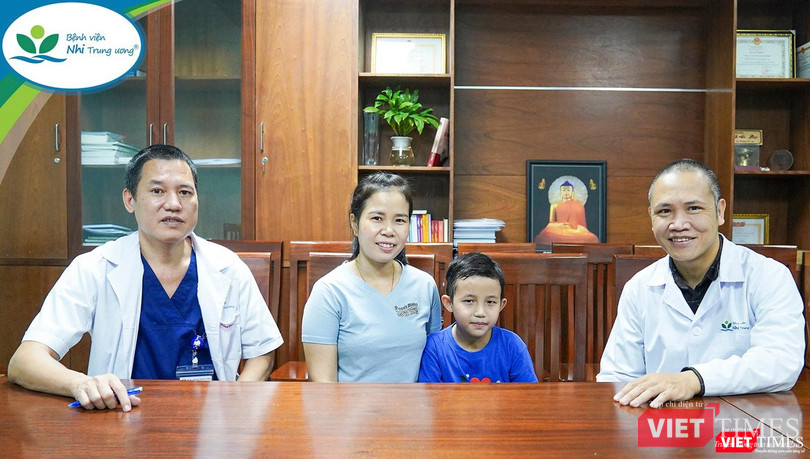 Bé K.B và mẹ chụp lưu niệm cùng bác sĩ trực tiếp điều trị của Trung tâm Tim mạch – Bệnh viện Nhi Trung ương (ảnh BVCC)