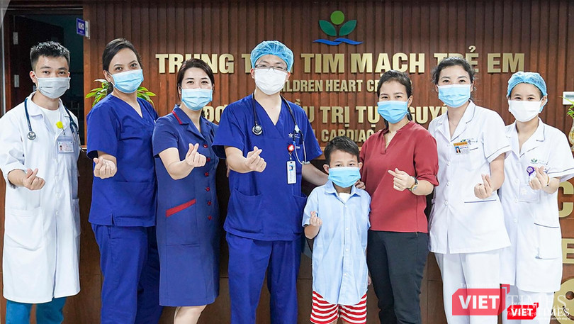 Mẹ con bé K.B (8 tuổi, Quốc tịch Lào) chụp ảnh lưu niệm cùng các bác sĩ Trung tâm Tim mạch – Bệnh viện Nhi Trung ương trong ngày xuất viện (ảnh BVCC)