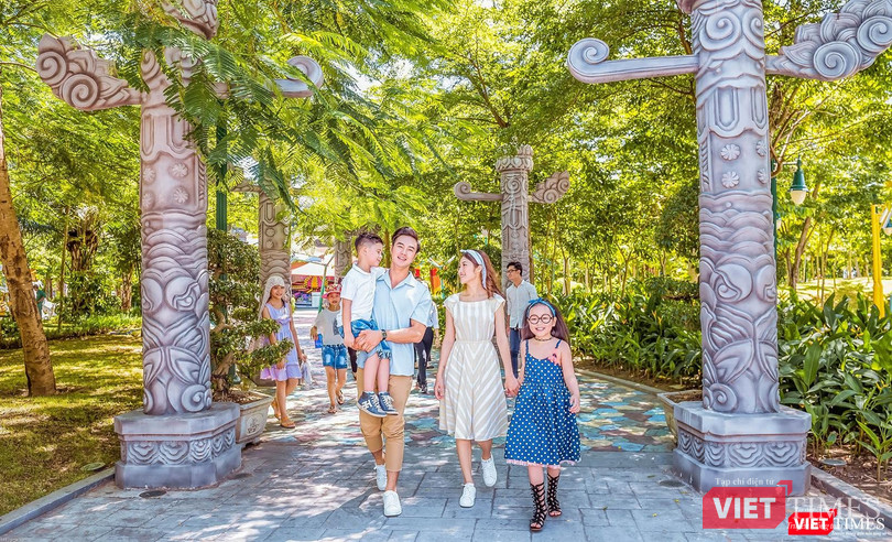 Du khách tham quan tại Công viên châu Á