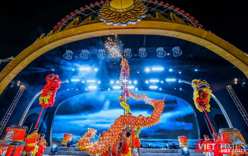 Biểu diễn lân sư rồng tại Công viên châu Á