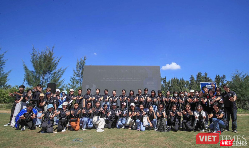 Đại diện cho hơn 200 tình nguyện viên tham gia phục vụ giải đấu