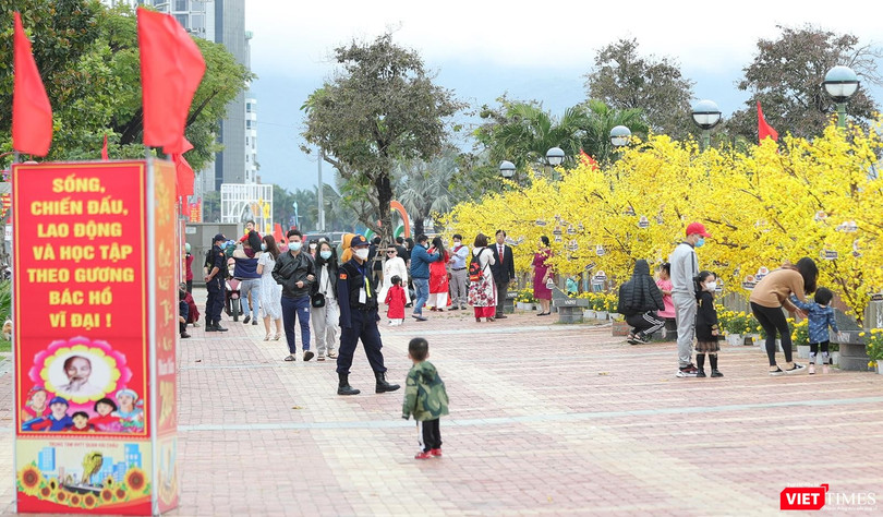 Người dân Đà Nẵng đi du Xuân 