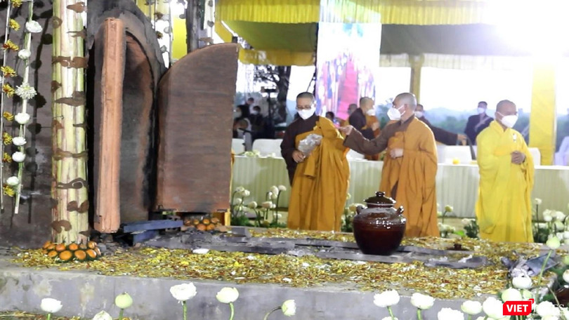 Xá lợi của Thiền sư Thích Nhất Hạnh sau lễ Trà Tỳ (ảnh Tuấn Hiệp)