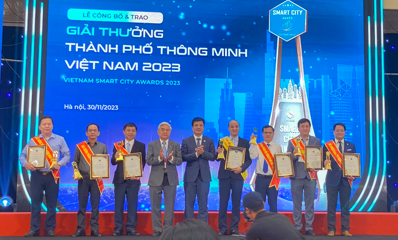 Ông Lê Quang Nam - Phó Chủ tịch UBND TP Đà Nẵng (thứ 4 từ phải sang) đại diện cho TP Đà Nẵng nhận Giải thưởng TP thông minh Việt Nam 2023