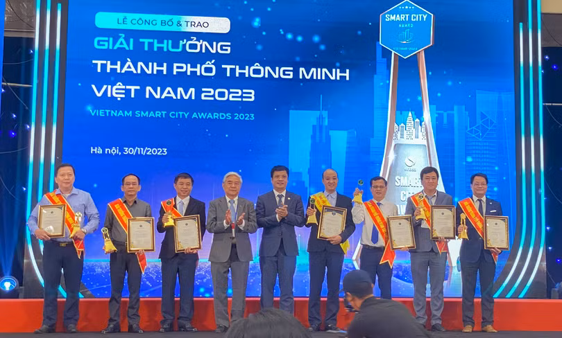 Ông Lê Quang Nam - Phó Chủ tịch UBND TP Đà Nẵng (thứ 4 từ phải sang) đại diện cho TP Đà Nẵng nhận Giải thưởng TP thông minh Việt Nam 2023