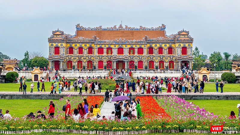 Điện Kiến Trung (Huế) thu hút khách tham quan trong dịp Tết Ất Tỵ 2025. Ảnh: Giang Trần.