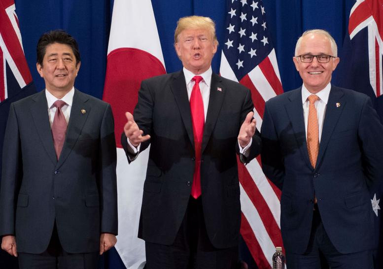 Thủ tướng Nhật Bản Shinzo Abe, Tổng thống Mỹ Donald Trump và Thủ tướng Australia Malcolm Turnbull. Ảnh: Getty Image.