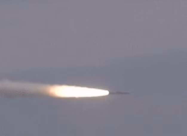 Ngày 22/11/2017, máy bay chiến đấu Su-30 Ấn Độ phóng thử thành công tên lửa hành trình siêu âm BrahMos. Ảnh: Guancha.