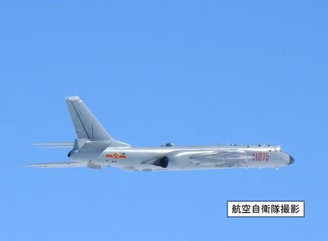 Ngày 23/11/2017, máy bay ném bom H-6K Trung Quốc bay ở vòng qua các vùng biển xung quanh Đài Loan gồm eo biển Miyako, eo biển Bashi và đến Biển Đông. Ảnh: QQ.