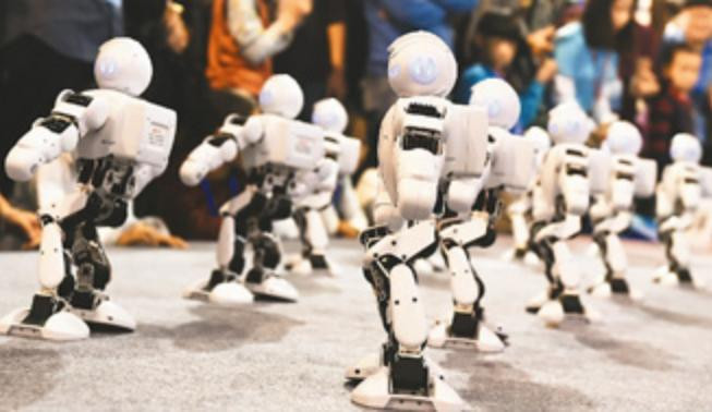 Tờ Nhân Dân nhật báo Trung Quốc tháng 5/2017 cho rằng Trung Quốc có thể dẫn trước thế giới về trí tuệ nhân tạo. Trong hình là người máy được Trung Quốc trưng bày tại một triển lãm. Ảnh: Xinhuanet.