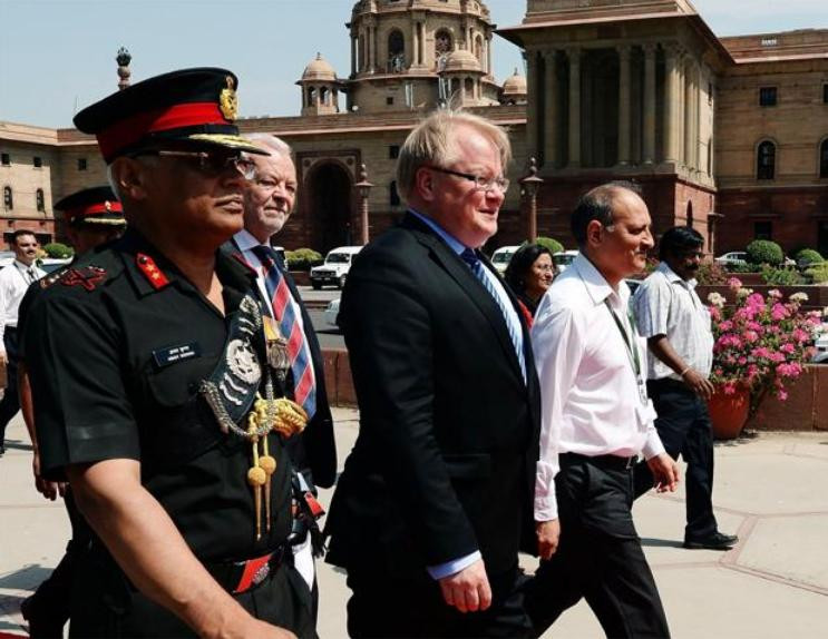 Tướng Abhay Krishna (trái) và Bộ trưởng Quốc phòng Thụy Điển. Ảnh: Pakistan Defence.