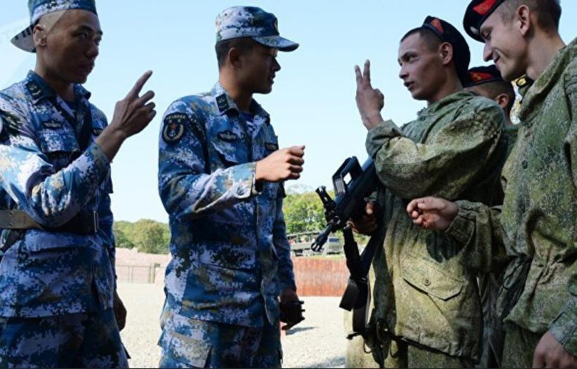 Binh sĩ Trung Quốc và Nga. Ảnh: Sputnik.