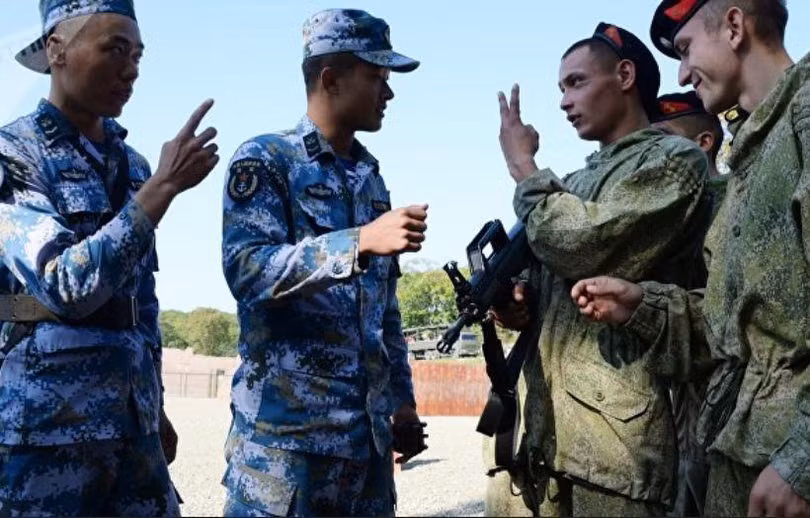 Binh sĩ Trung Quốc và Nga. Ảnh: Sputnik.
