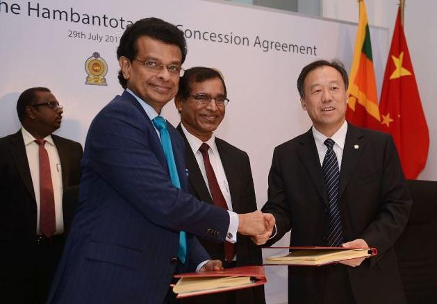 Ngày 29/7/2017, Trung Quốc và Sri Lanka ký hợp đồng thuê cảng Hambantota. Ảnh: VCG.
