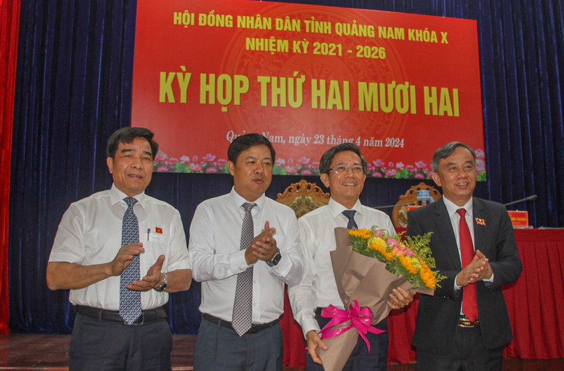 Ông Trần Nam Hưng (thứ hai từ phải sang) chức vụ Phó chủ tịch UBND tỉnh Quảng Nam.