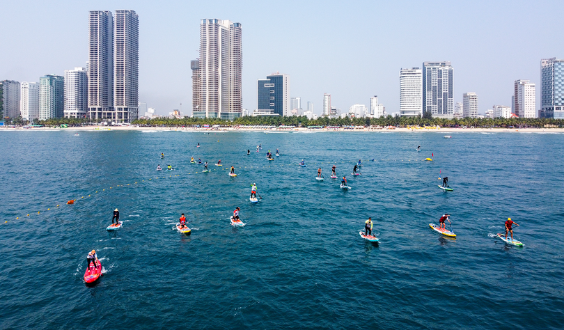 Hoạt động thể thao biển, chèo sup tại bãi biển du lịch Đà Nẵng