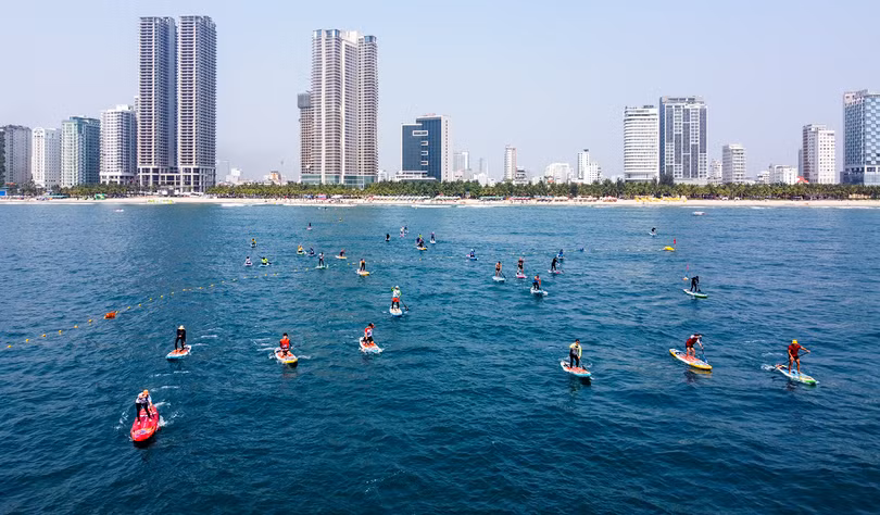 Hoạt động thể thao biển, chèo sup tại bãi biển du lịch Đà Nẵng