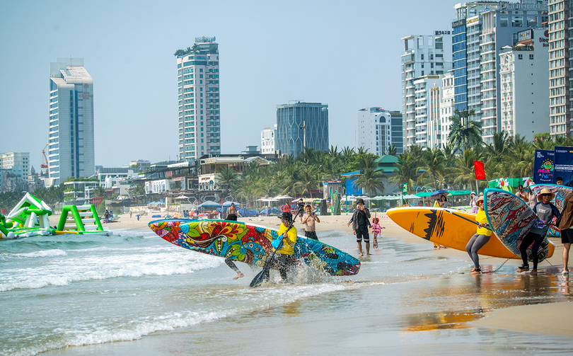 Biển Đà Nẵng vào mùa du lịch 