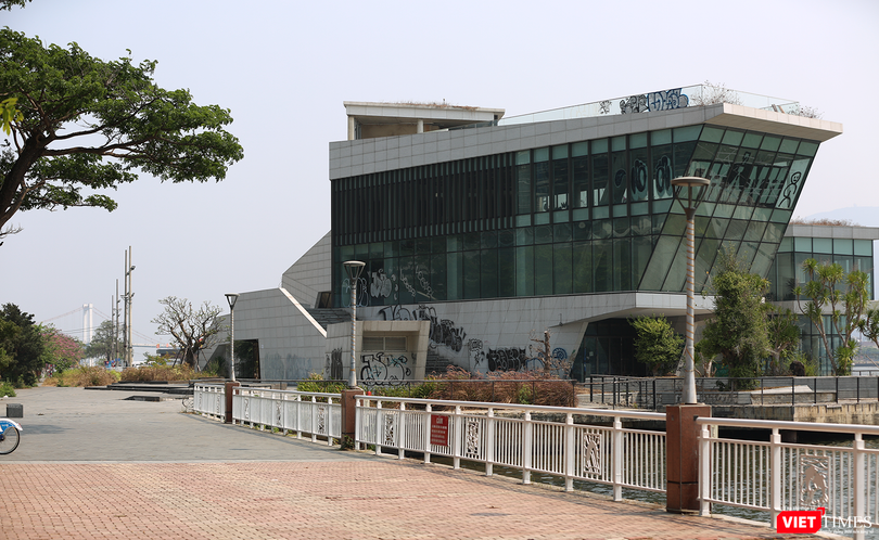 Ddự án nhà hàng, bến du thuyền trên đường Bạch Đằng (phường Hải Châu) liên quan đến vụ án Phan Văn Anh Vũ.