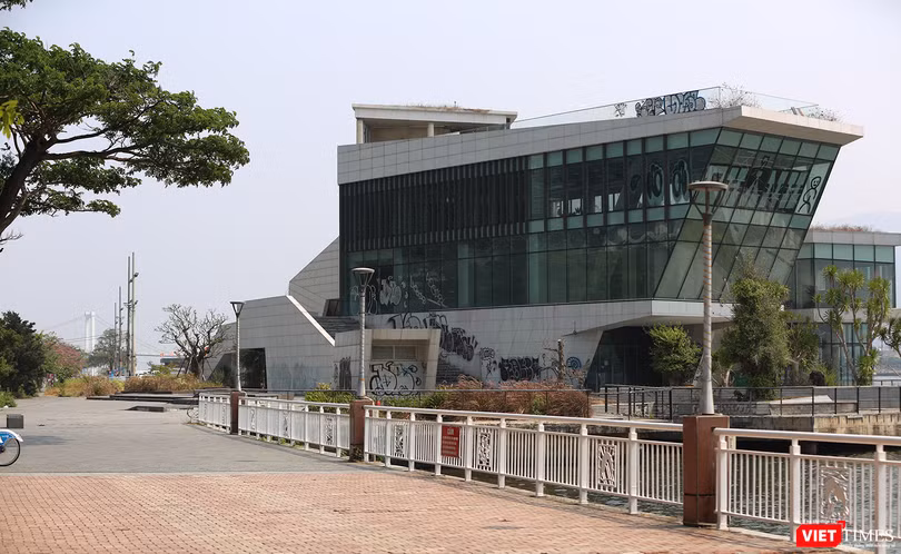 Ddự án nhà hàng, bến du thuyền trên đường Bạch Đằng (phường Hải Châu) liên quan đến vụ án Phan Văn Anh Vũ.