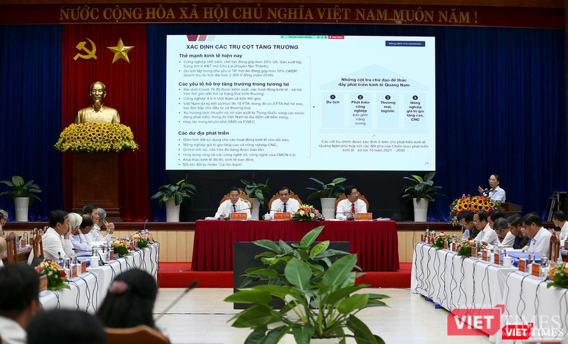 Chuyên gia tư vấn trình bày nội dung tại hội thảo Chuyên gia tư vấn trình bày nội dung tại hội thảo