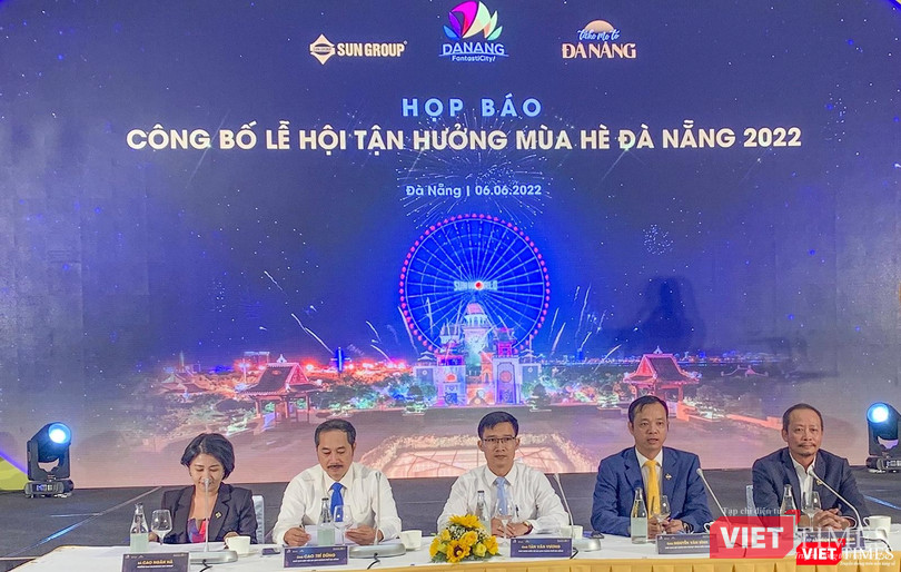 Đại diện ban tổ chức lễ hội trả lời hỏi đáp của báo giới