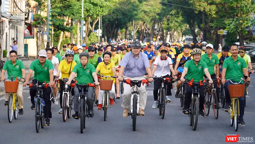 Ông Kim Højlund Christensen - Đại sứ Đan Mạch tại Việt Nam cũng lãnh đạo UBND tỉnh Thừa Thiên Huế đạp xe để hưởng ứng "Ngày môi trường thế giới”