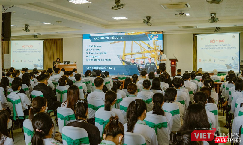 Đại diện "nhà doanh nghiệp" - Cảng Đà Nẵng trình bày tham luận tại hội thảo