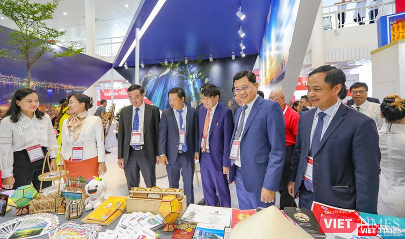 Đại diện Ban tổ chức tham quan các gian hàng tại triển lãm